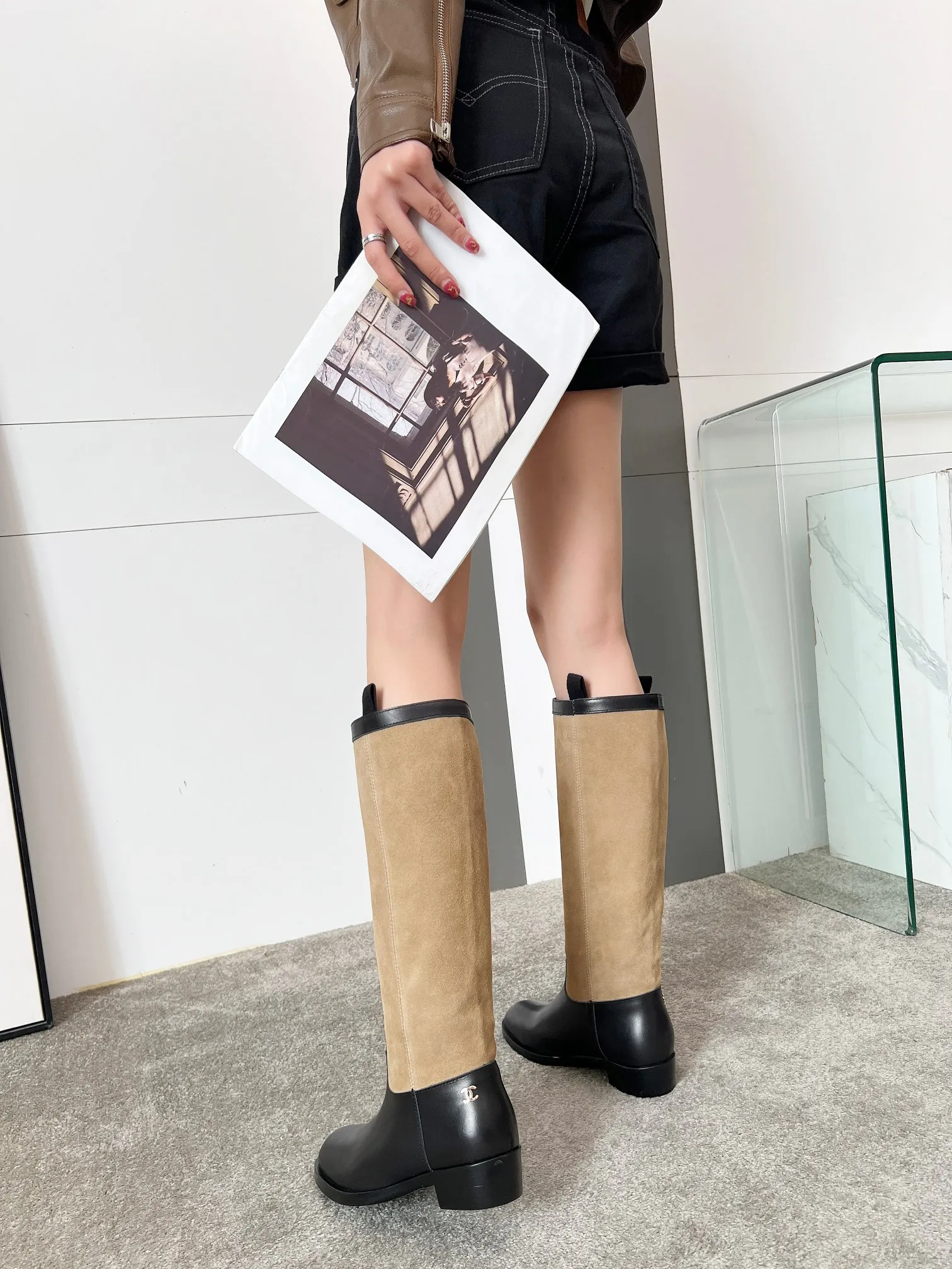 👟👟Ex-factory price 780👟👟 Top quality🔥Chanel Chanel 25 autumn and winter small fragrant suede color-blocked knight mid-high boots! Retro style boots Western cowboy boots! Unique western boot design with smooth curves and irregular edges like free lines in the wilderness! With a casual and free flavor. Let every step be uninhibited and refined! Whether it is paired with smart suit pants to create a cool urban style, or matched with an elegant dress to create a strong and soft aesthetic. Or pair it with jeans to create an authentic western style! The upper is made of first-layer cowhide stitched with suede. The lining is made of water-dyed cowhide. Code number: 35-40 (41 is custom-made and cannot be returned or exchanged). Comes with original bag.